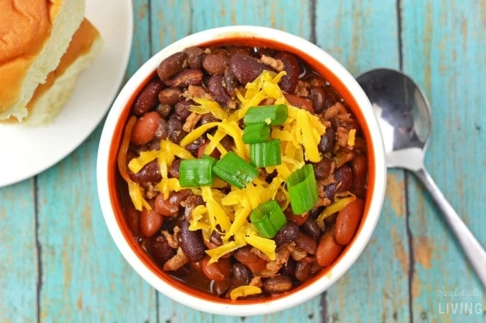 easy crockpot chili featured
