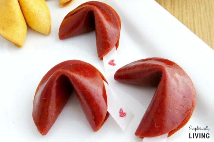 Fruit Roll-Up Valentine Fortune Cookies + Free Fortune Printables! #fortunecookie #fruitrollup #valentine #valentinetreats #valentinesrecipes 