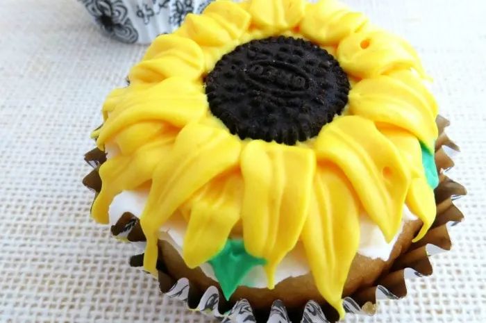 easy-sunflower-cupcakes featured