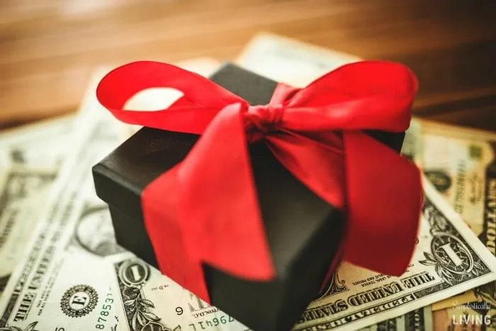 10 TIPS FOR GIVING GIVING ON A TIGHT BUDGET FEATURED