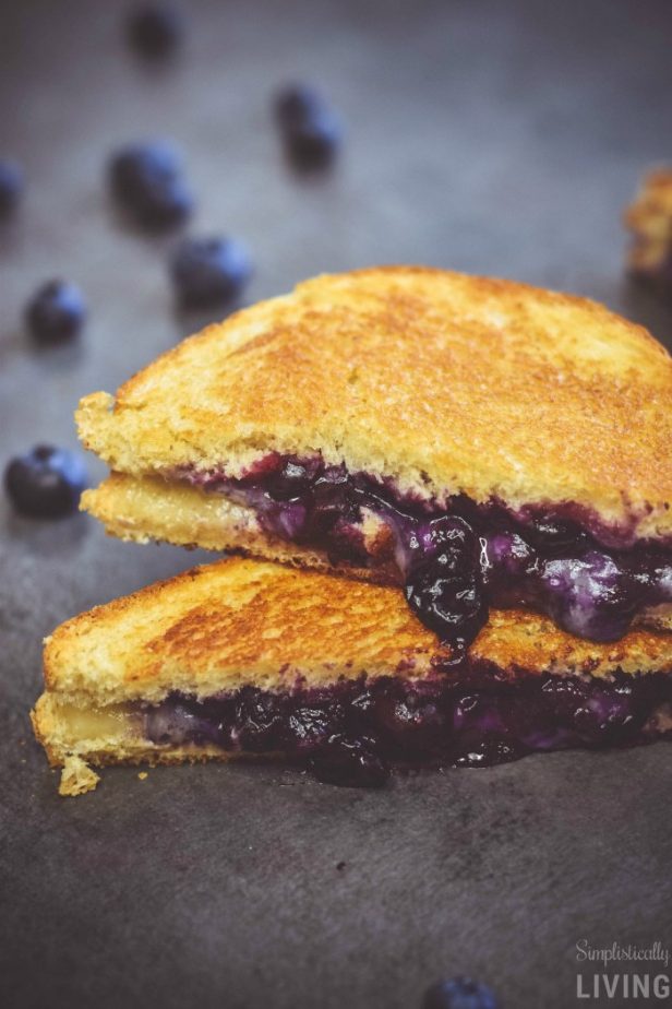 Blueberry Grilled Cheese #blueberry #blueberrygrilledcheese #grilledcheese #cheese #strangerecipes
