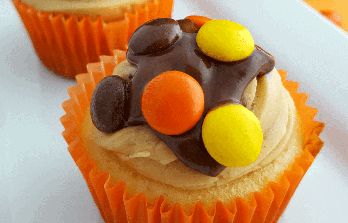 Reese’s Pieces Cupcakes with Chocolate Peanut Butter Ganache #reesespieces #cupcakes #candycupcakes #peanutbutter #peanutbutterrecipes