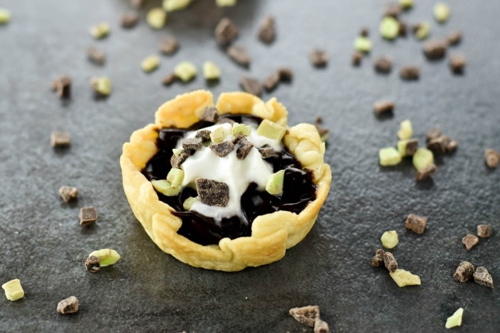 Mini Mint Chocolate Mousse Pies  #minipies #mintchocolate #mousse #moussepies #mintchocolatedesserts