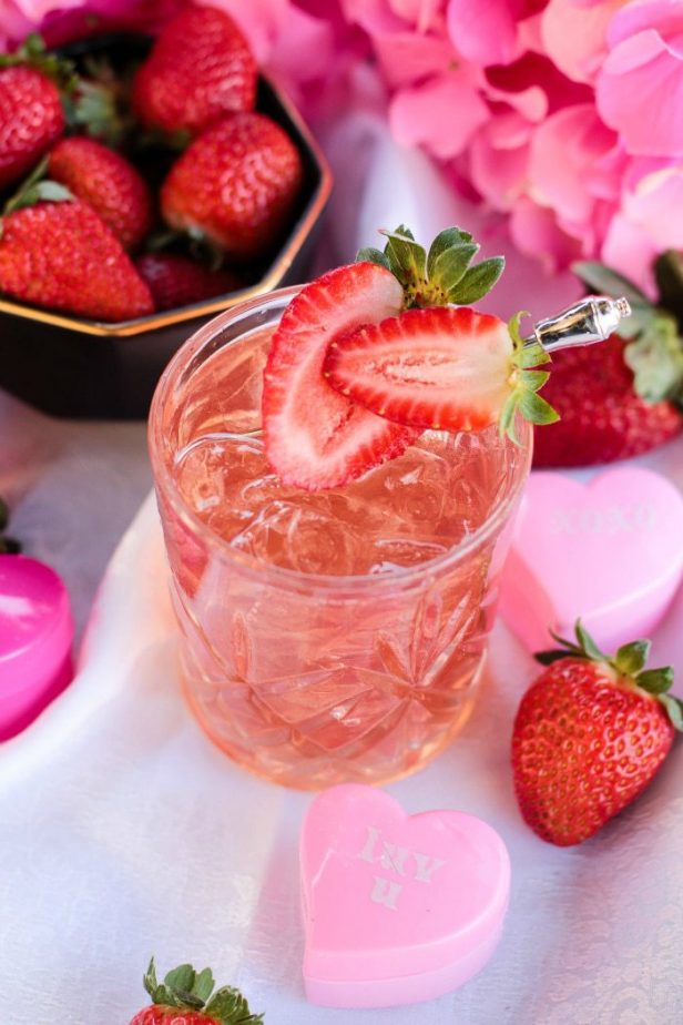 Strawberries & Chill Cocktail #strawberry #strawberrycocktail #cocktail #recipes #drinkrecipes