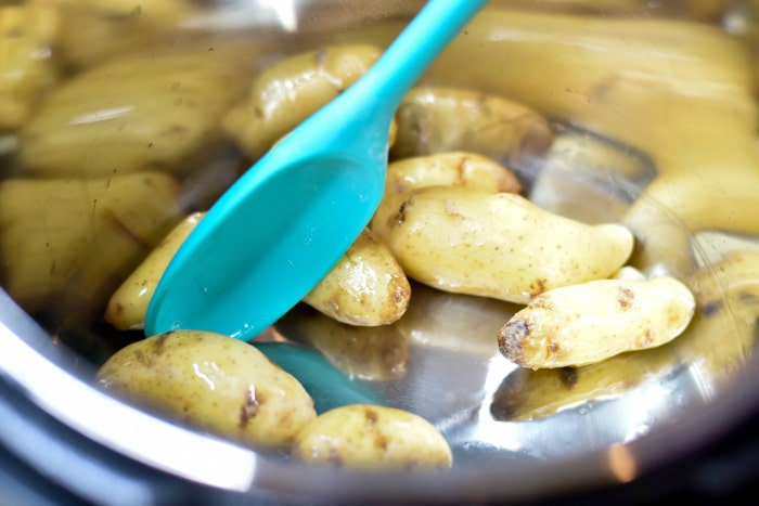 Instant Pot Roasted Fingerling Potatoes #instantpot #roastedpotatoes #potatoes #instantpotpotatoes