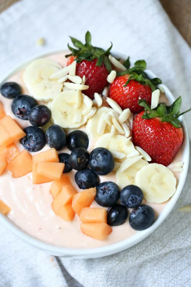 Tropical Smoothie Bowl - a delicious and nutritious way to get in your daily intake of vitamins and probiotics! #smoothie #smoothiebowl #tropical #tropicalsmoothie | simplisticallyliving.com