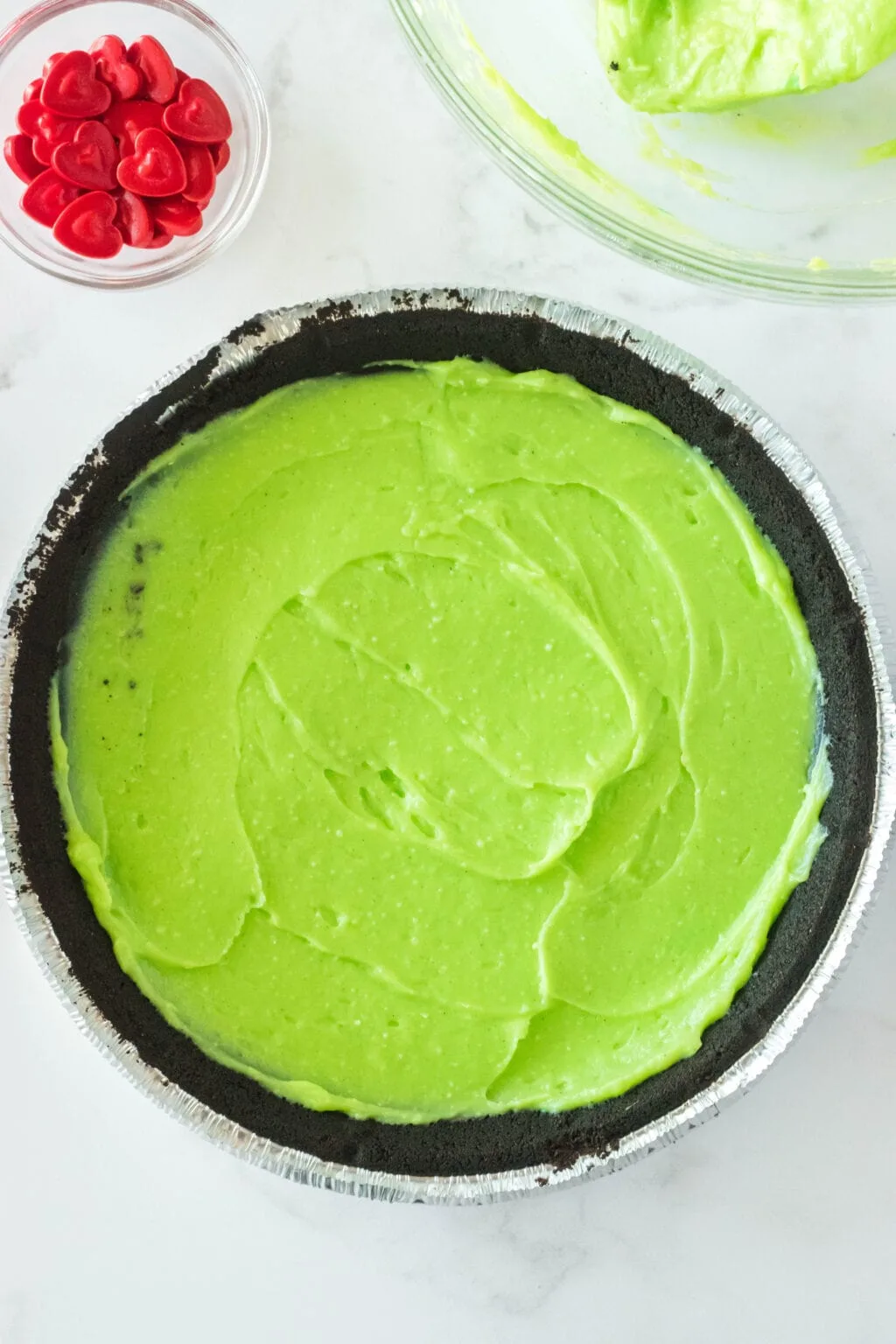 green pudding spread in Oreo pie crust