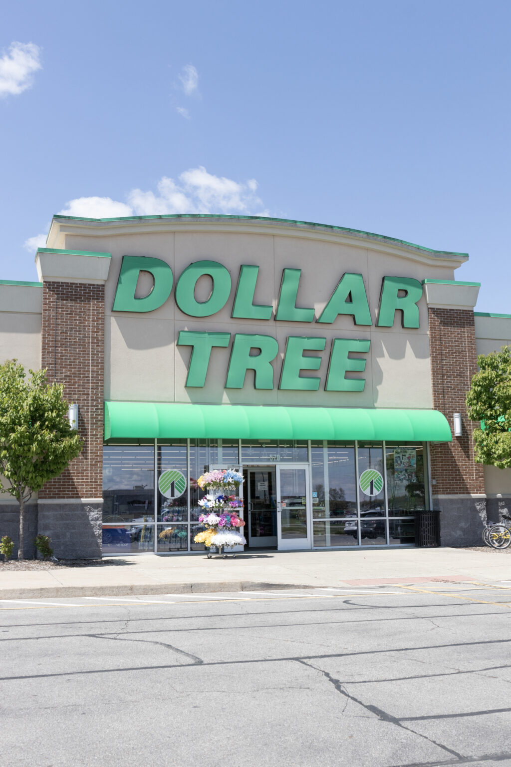 picture of outside of dollar tree store