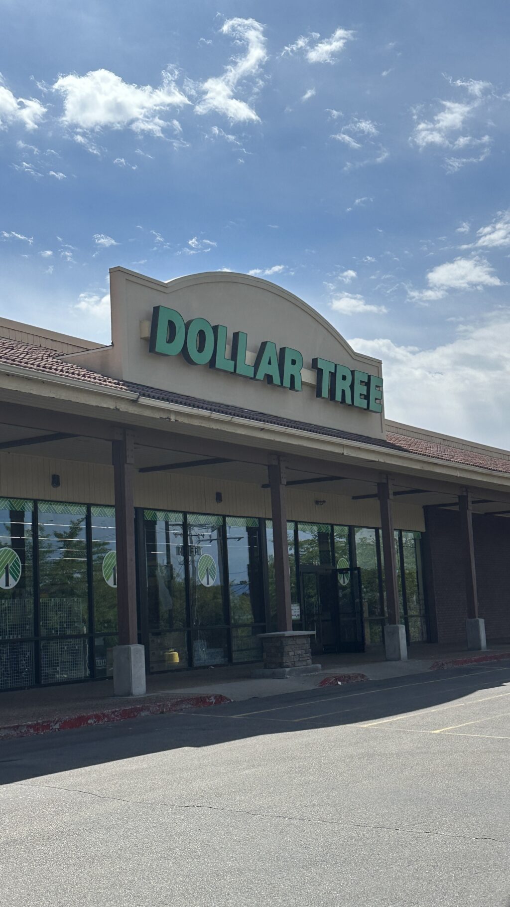 front exterior of dollar tree store